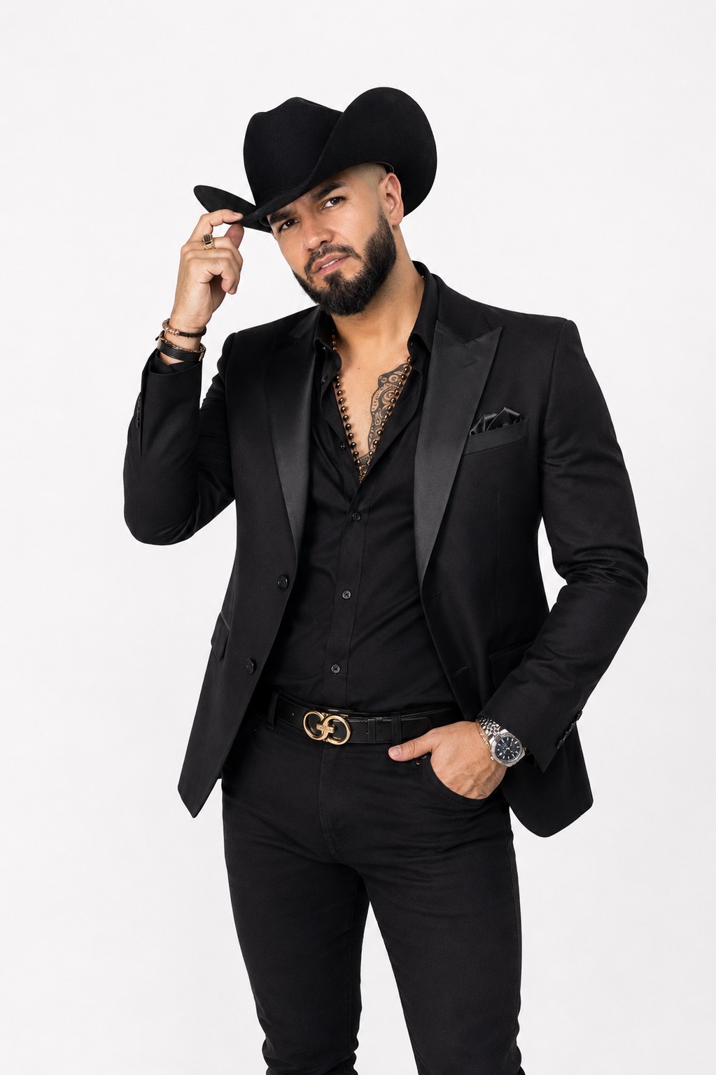 Alan Lover de cuerpo completo con traje y sombrero negro